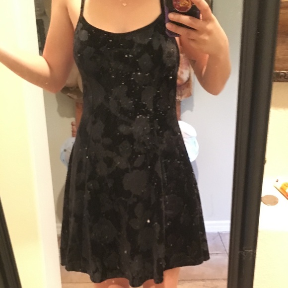 Velvet dress with floral design. Size Small - Picture 2 of 4